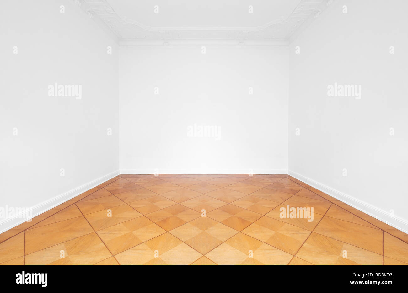 Svuotare la camera bianca con pavimento in parquet plain primed pareti e soffitto in stucco Foto Stock