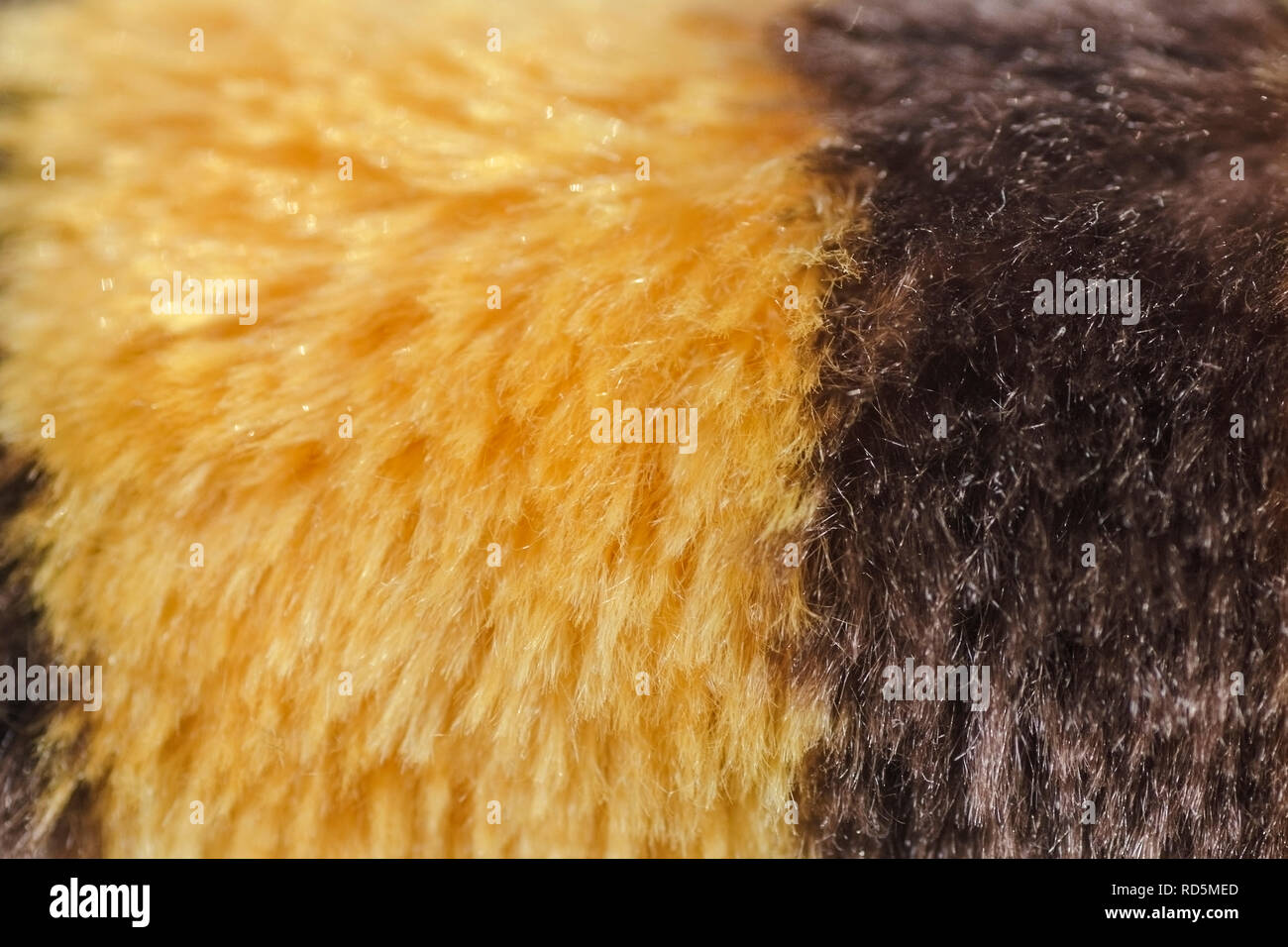 Sfondo astratto con fodera in pelliccia sintetica giallo marrone con Foto Stock
