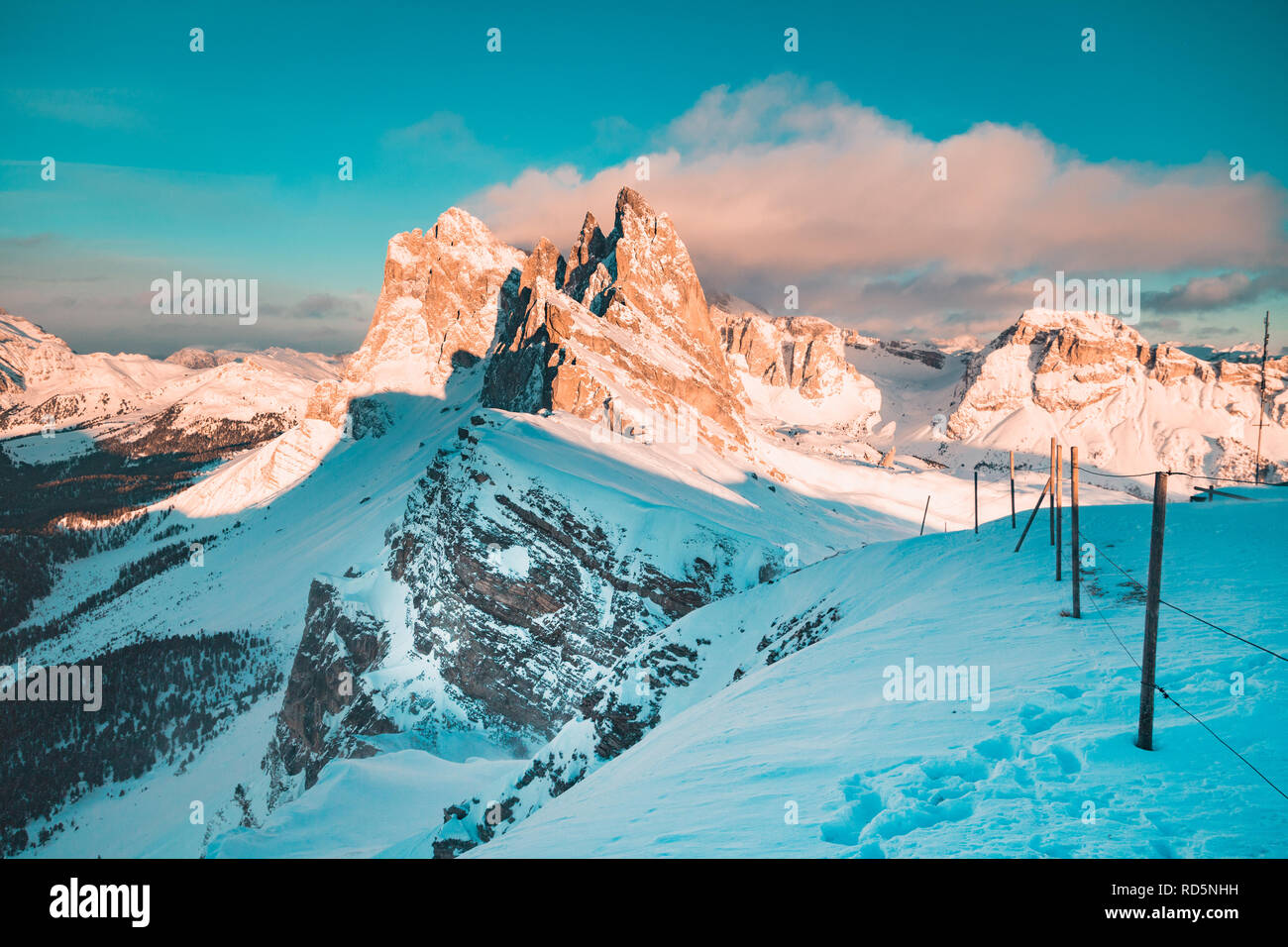 Visualizzazione classica del famoso Seceda picchi di montagna nelle Dolomiti illuminate in bella luce della sera al tramonto in inverno, Alto Adige, Italia Foto Stock