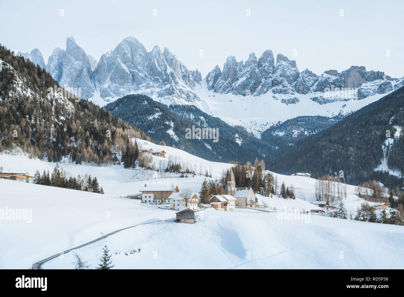 Classic vista panoramica del famoso Dolomiti picchi di montagna con lo storico villaggio di Val di Funes su New Scenic 5 posti al giorno in inverno, Alto Adige, Italia Foto Stock