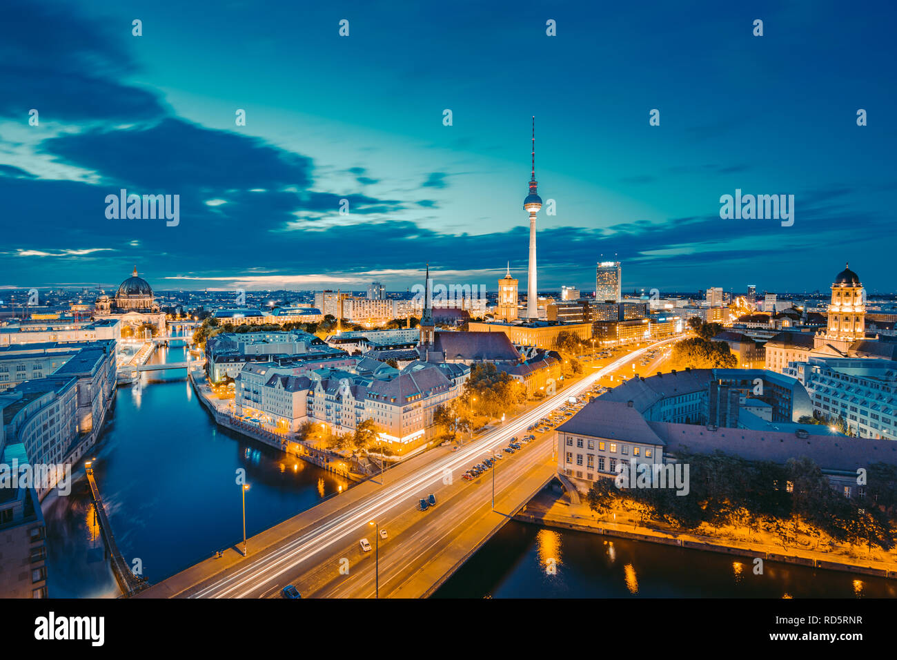 Classic vista sullo skyline di Berlino con la famosa torre della televisione e Spree in beautiful Golden luce della sera al tramonto, centrale Berlin Mitte, Germania Foto Stock
