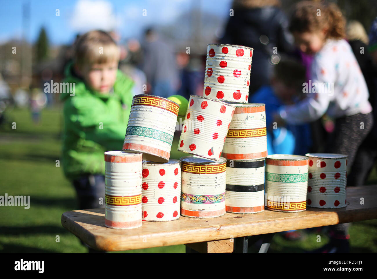 I bambini possono giocare knockdown Foto Stock