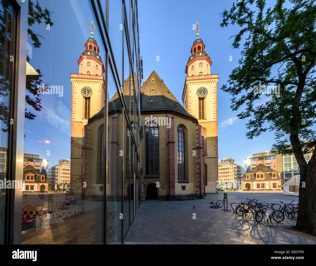 La riflessione di Santa Caterina la chiesa in una finestra del negozio nella piazza centrale di Francoforte, Germania Foto Stock