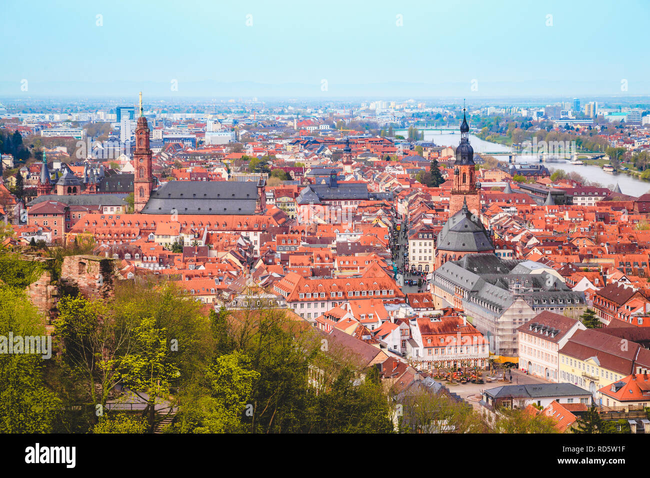 Vista panoramica della città vecchia di Heidelberg su una bella giornata di sole con cielo blu e nuvole in estate, Baden-Wuerttemberg, Germania Foto Stock