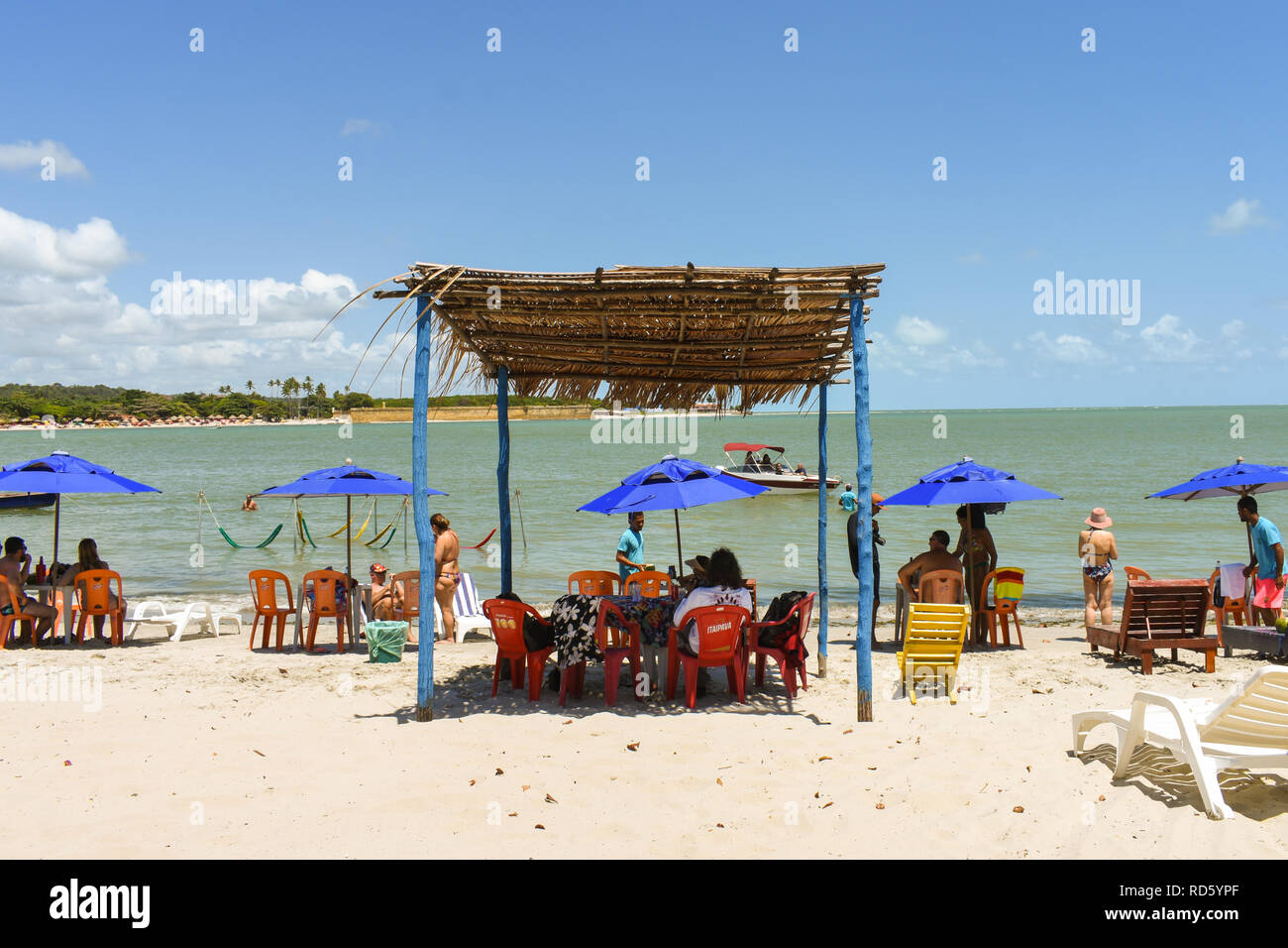Il Beach bar su Coroa do Aviao isolotto destinazione popolare sulla costa nord di stato di Pernambuco Foto Stock