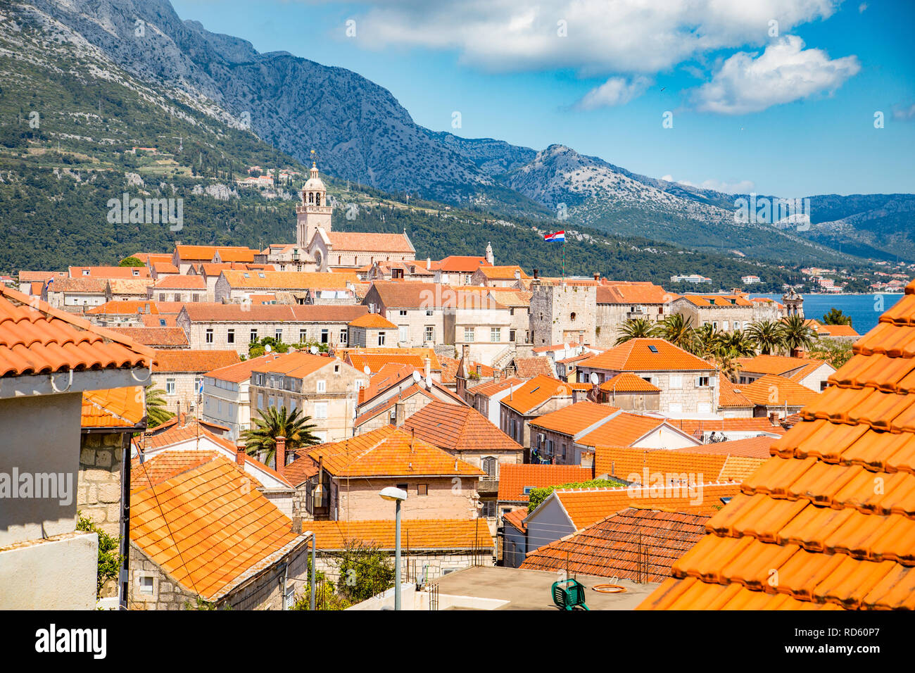 Bellissima vista sulla storica città di Korcula in una bella giornata di sole con cielo blu e nuvole in estate, Isola di Korcula, Dalmazia, Croazia Foto Stock