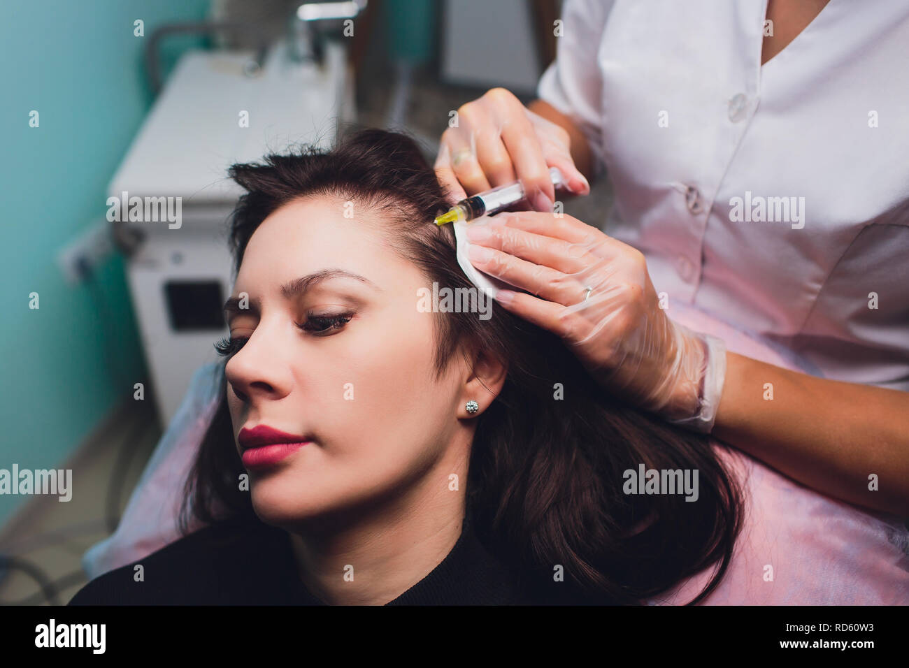 Il plasma ricco di piastrine procedura di iniezione. La crescita dei capelli stimolazione. La terapia con PRP processo. Foto Stock