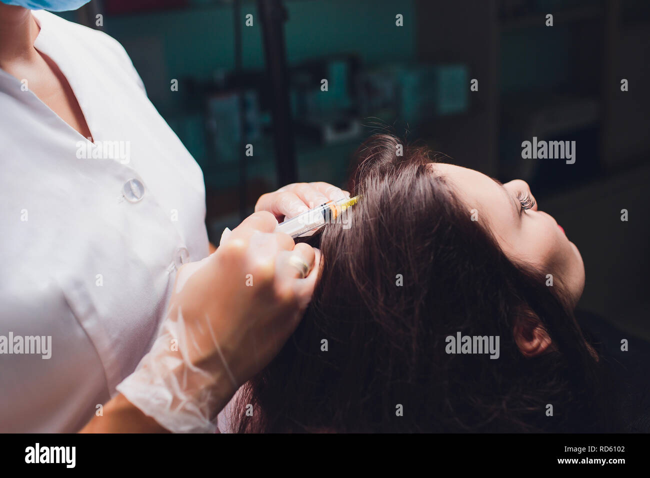 Il plasma ricco di piastrine procedura di iniezione. La crescita dei capelli stimolazione. La terapia con PRP processo. Foto Stock