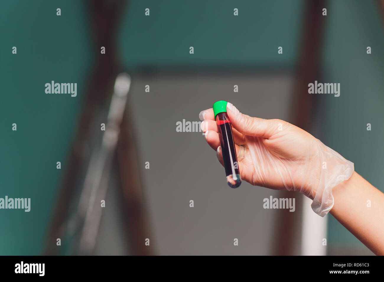 Ritratto di una bellissima femmina farmacia cercando di analizzare un sangue provetta in un laboratorio di plasma. Foto Stock
