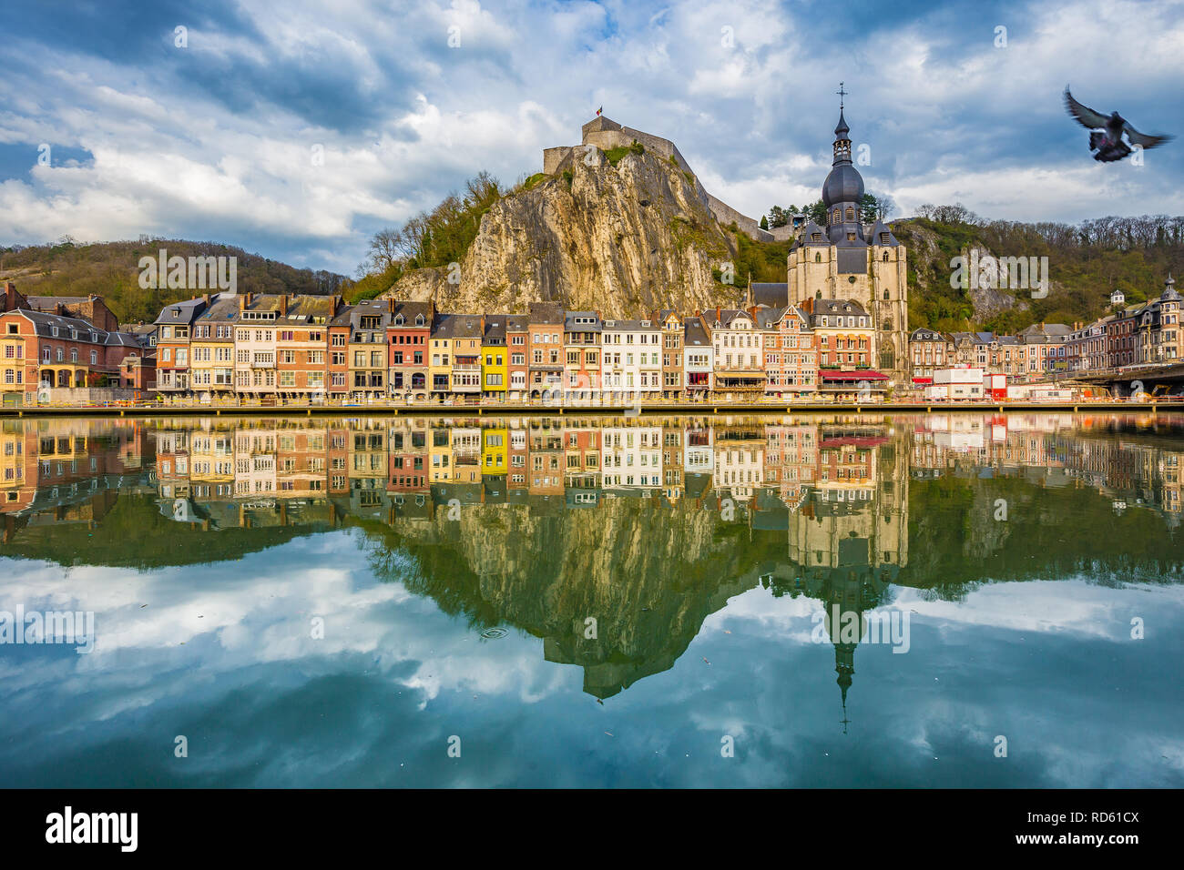 Visualizzazione classica della storica città di Dinant con scenic Fiume Mosa nella bellissima golden luce della sera al tramonto, provincia di Namur, in Vallonia, Belgio Foto Stock
