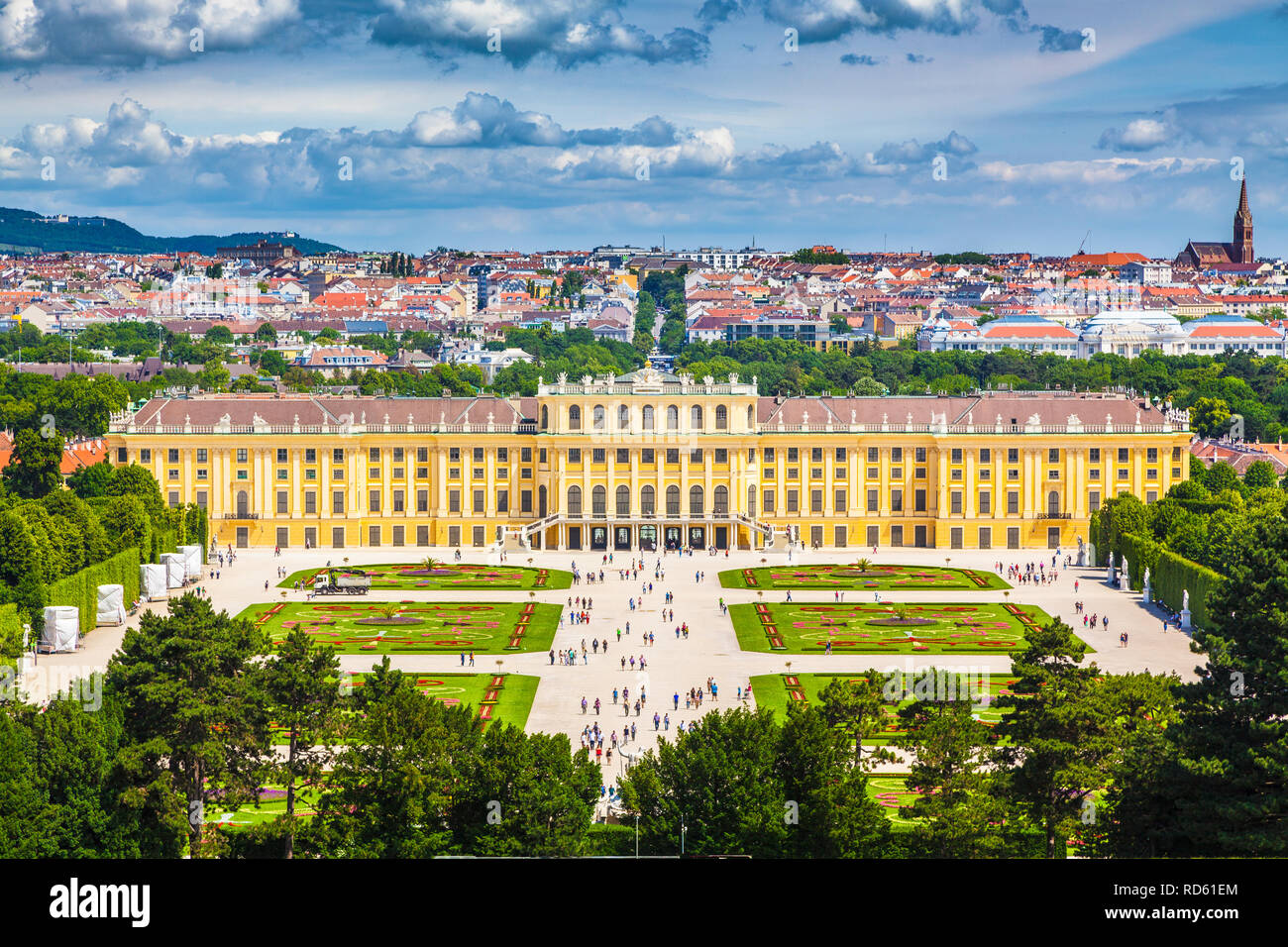 Visualizzazione classica del famoso Palazzo di Schonbrunn con grande parterre giardino in una bella giornata di sole con cielo blu e nuvole in estate, Vienna, Austria Foto Stock