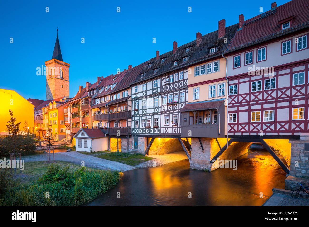 Vista panoramica del centro storico della città di Erfurt con il famoso ponte Krämerbrücke accesa al crepuscolo durante l ora di blu, Thüringen, Germania Foto Stock