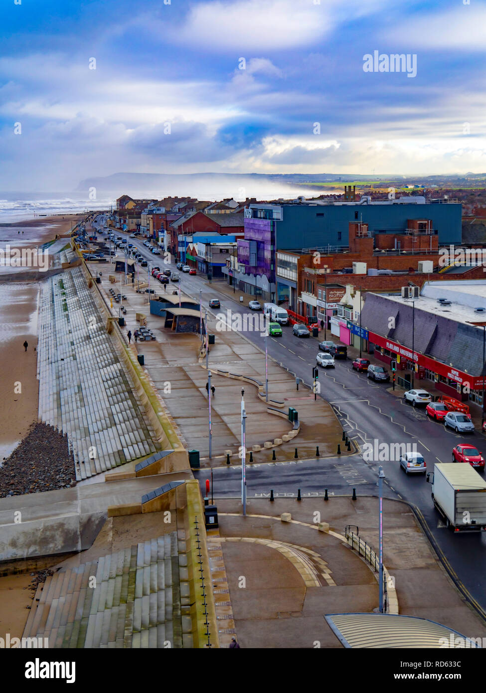 Vista da Redcar faro a luce rotante o molo verticali guardando verso sud lungo la passeggiata verso Huntcliff Saltburn Foto Stock