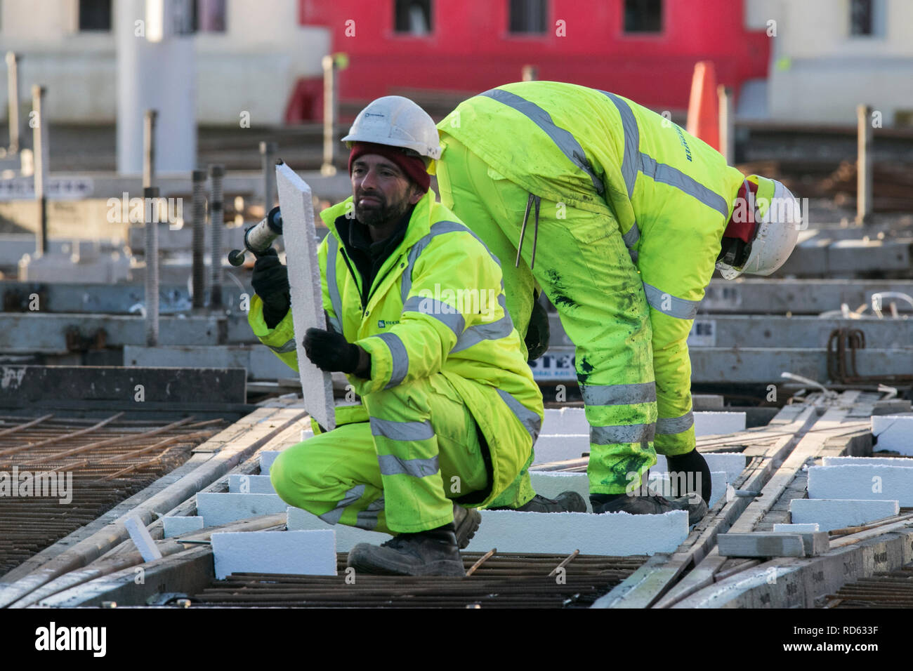 Lavoratori sul Blackpool Tramway estensione che unisce il percorso lungo la passeggiata lungo Talbot Square, con un nuovo binario e terminal, Regno Unito Foto Stock