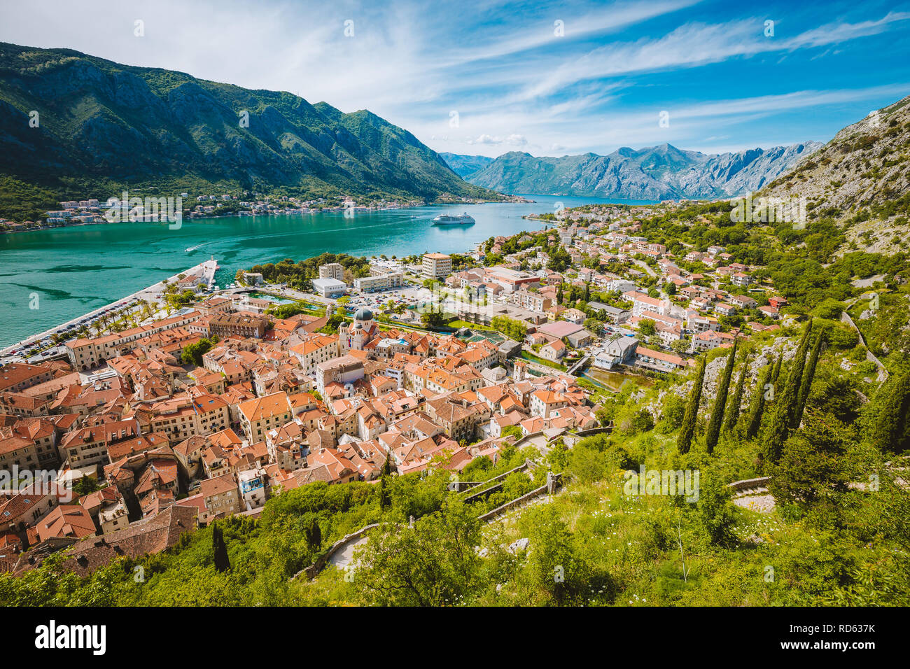 Scenic vista panoramica della storica città di Kotor con la famosa Baia di Kotor in una bella giornata di sole con cielo blu e nuvole, Montenegro, Balcani Foto Stock