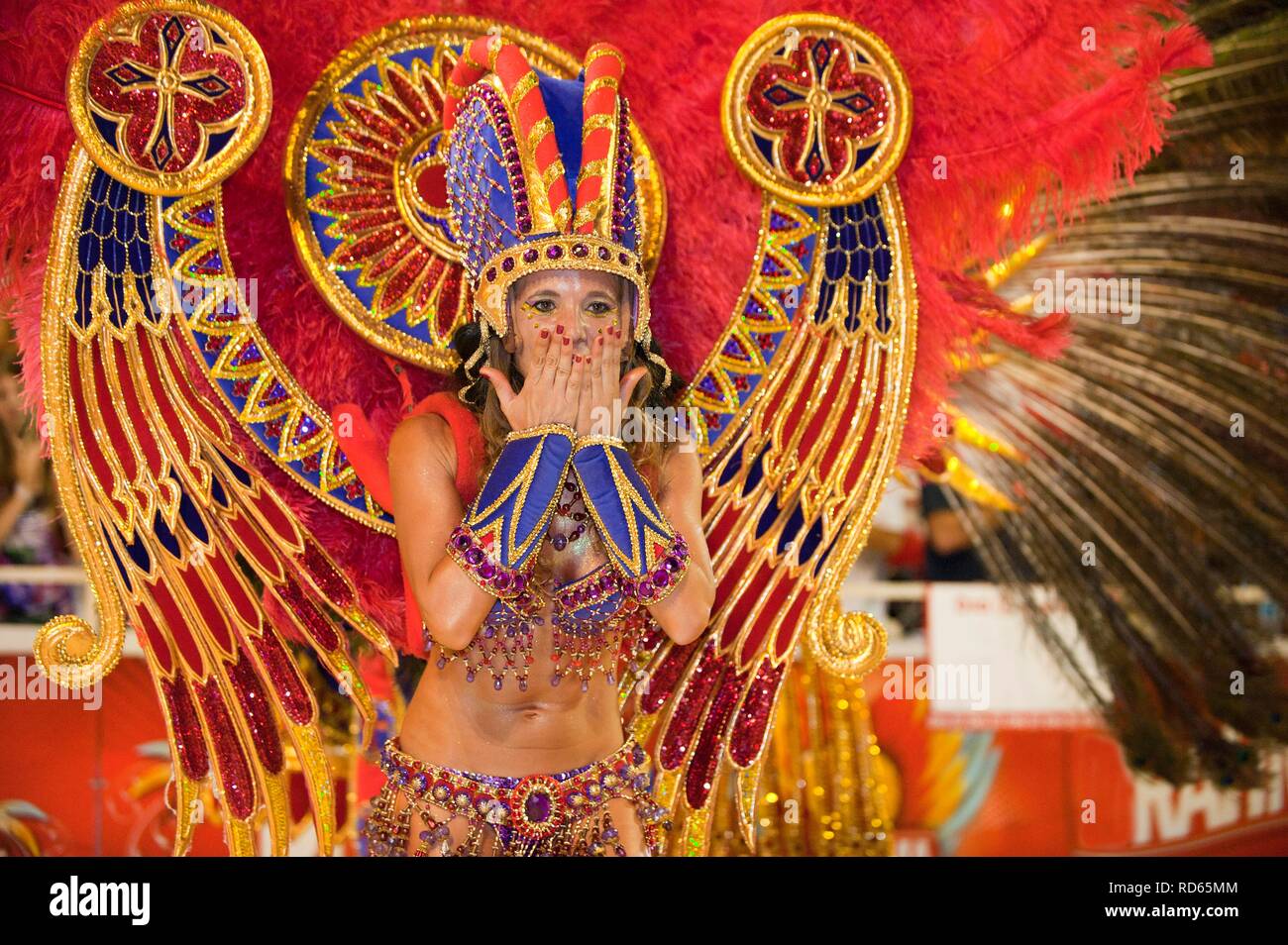 Danzatrice presso il carnevale di Gualeguaychu, Entre Rios Provincia, Argentina, America Latina Foto Stock