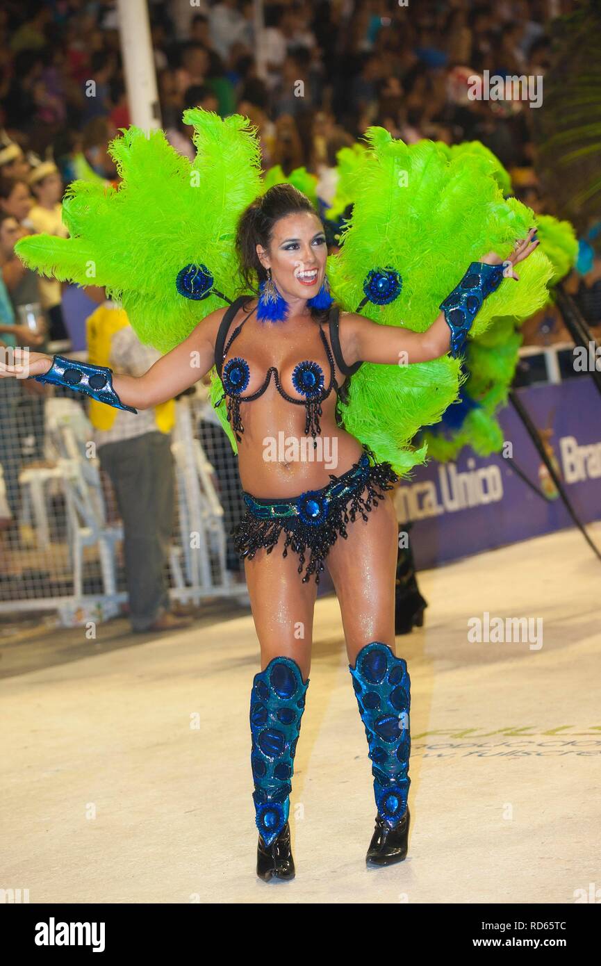 Danzatrice presso il carnevale di Gualeguaychu, Entre Rios Provincia, Argentina, America Latina Foto Stock