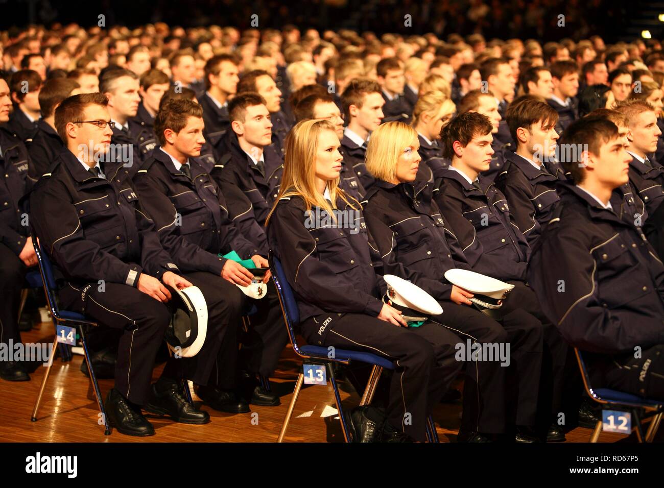 Prestazione di giuramento nella cerimonia di 1100 poliziotti e femminile per il NRW forza di polizia, classe 2010, in Grugahalle di Essen Foto Stock