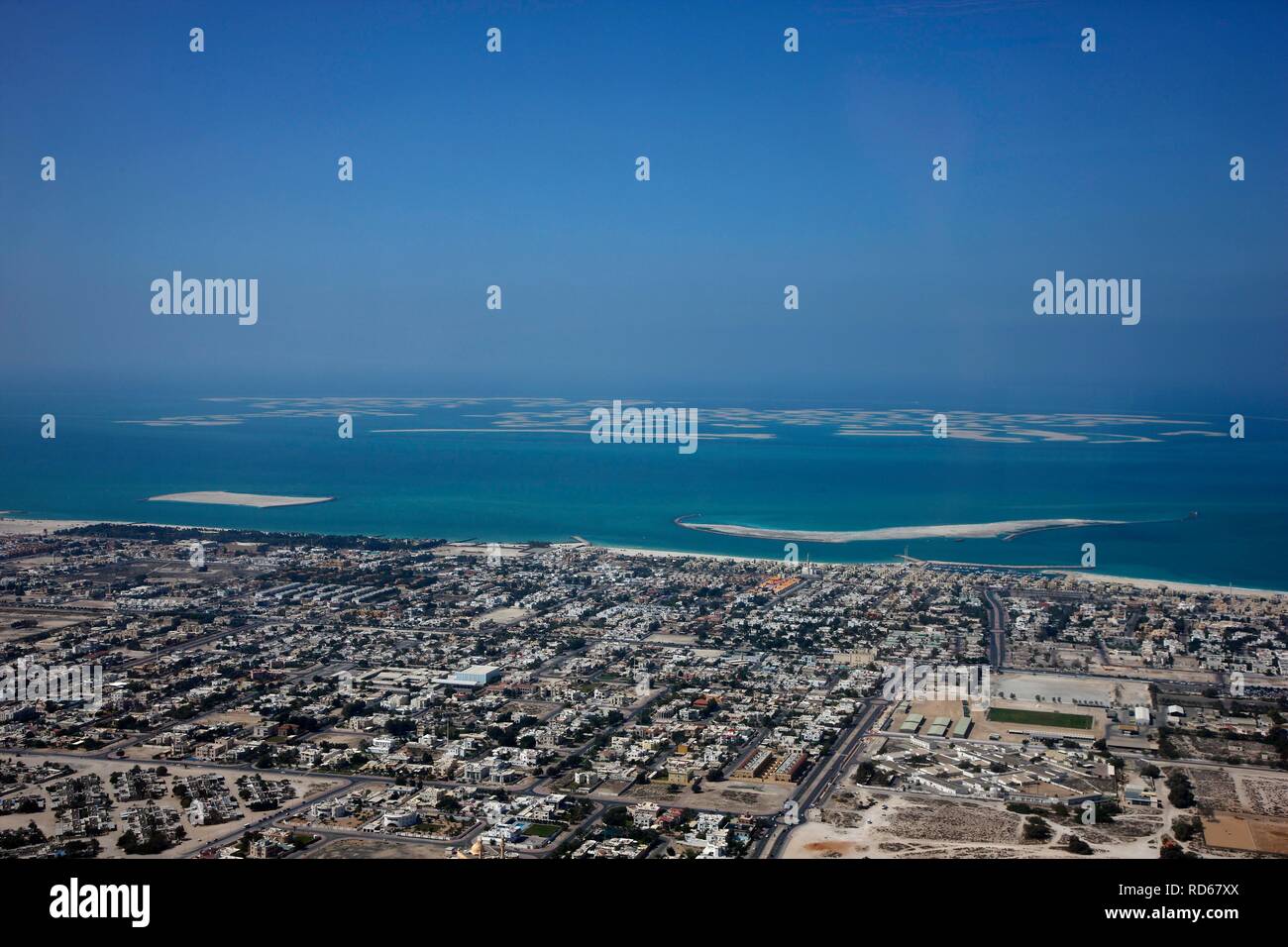 Vista delle isole artificiali del mondo al largo della costa di Dubai, Emirati Arabi Uniti, Medio Oriente Foto Stock