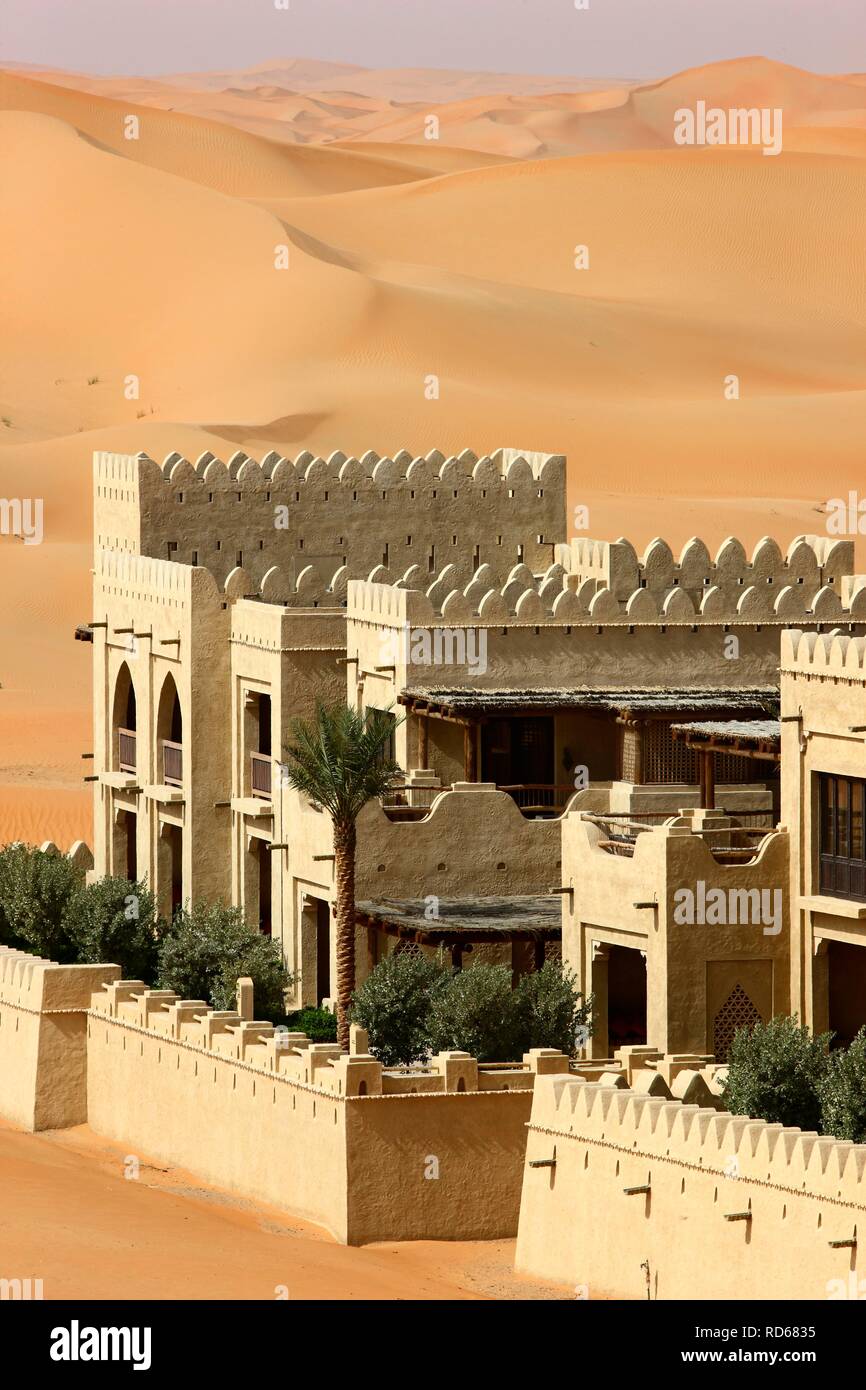 Deserto di hotel di lusso Anantara Qasr al Sarab, hotel resort costruito come un deserto fort, circondato da alte dune di sabbia, vicino al Liwa Foto Stock