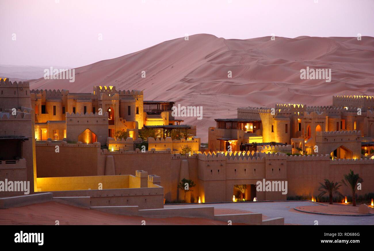 Deserto di hotel di lusso Anantara Qasr al Sarab, hotel resort costruito come un deserto fort, circondato da alte dune di sabbia, vicino al Liwa Foto Stock