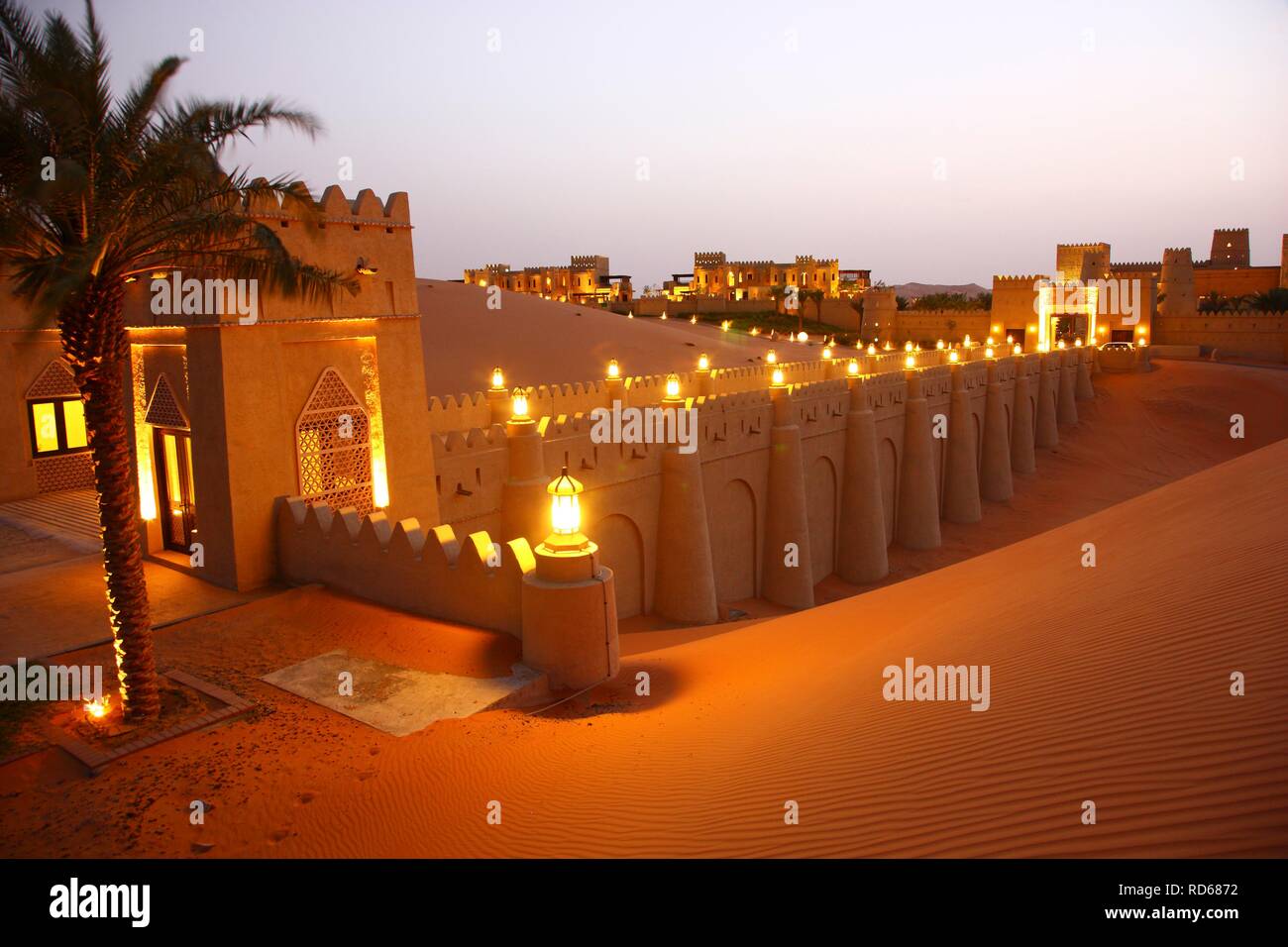 Deserto di hotel di lusso Anantara Qasr al Sarab, hotel resort costruito come un deserto fort, circondato da alte dune di sabbia, vicino al Liwa Foto Stock