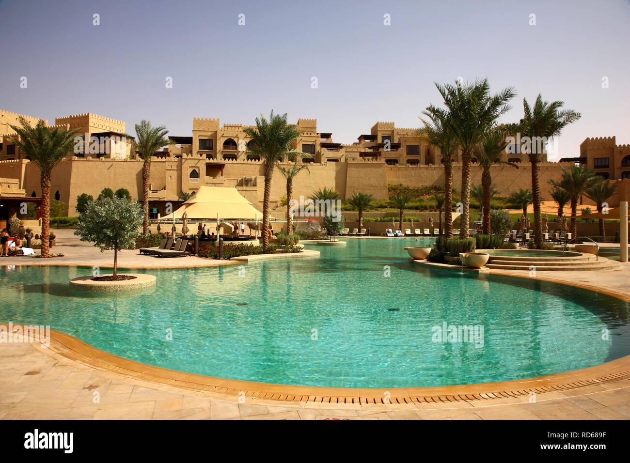 Deserto di hotel di lusso Anantara Qasr al Sarab, hotel resort costruito come un deserto fort, vicino il Liwa oasi nel deserto vuoto Foto Stock