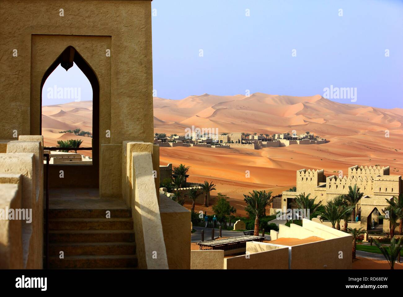 Anantara Qasr al Sarab deserto di lusso hotel, costruito nello stile di una kasbah, hotel resort, tra enormi dune di sabbia, vicino Liwa Foto Stock