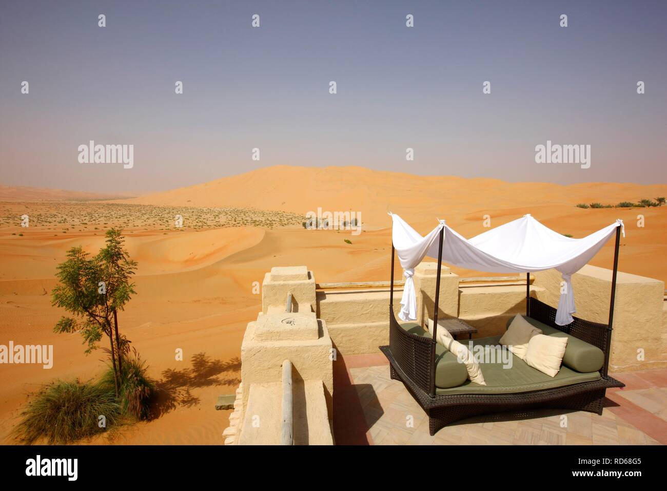 Anantara Qasr al Sarab deserto di lusso hotel, costruito nello stile di una kasbah, hotel resort, tra enormi dune di sabbia, vicino Liwa Foto Stock
