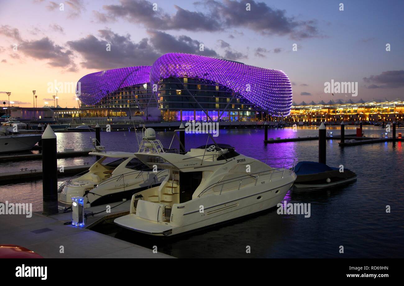 Yas Hotel su Yas Island, futuristico hotel di lusso nel centro della gara di Formula 1 di via di Abu Dhabi al crepuscolo Foto Stock