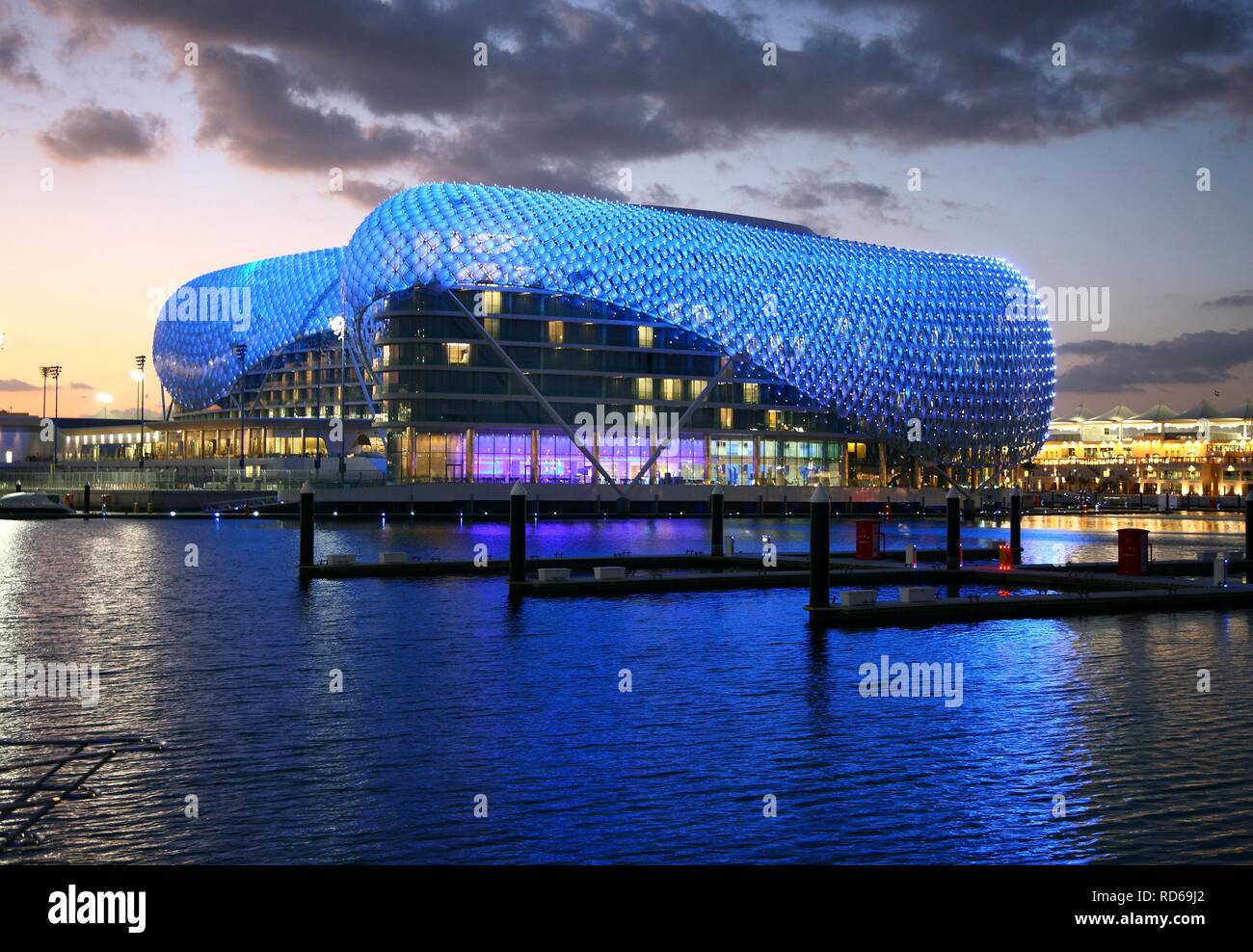 Yas Hotel su Yas Island, futuristico hotel di lusso nel centro della gara di Formula 1 di via di Abu Dhab al crepuscolo Foto Stock