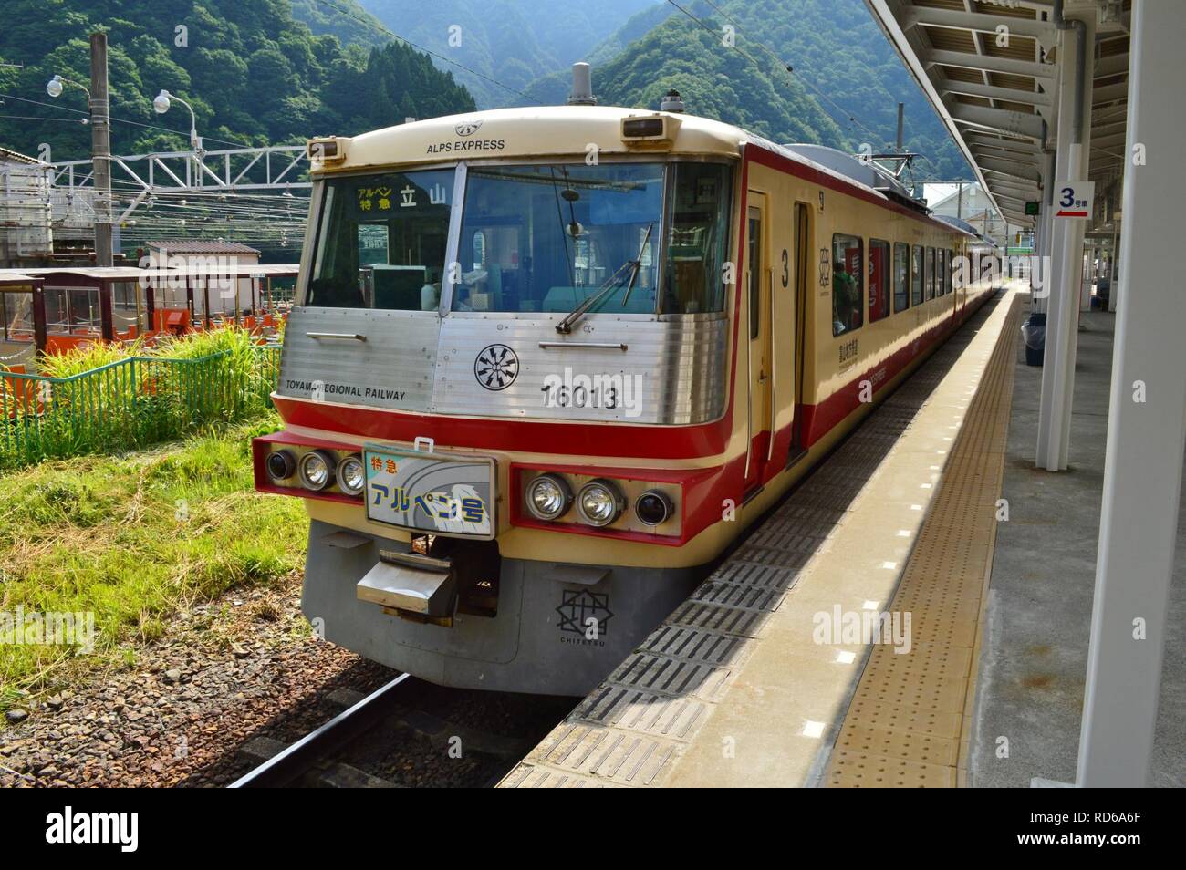 Alpen limitata Express alla stazione Unazuki-Onsen. Foto Stock