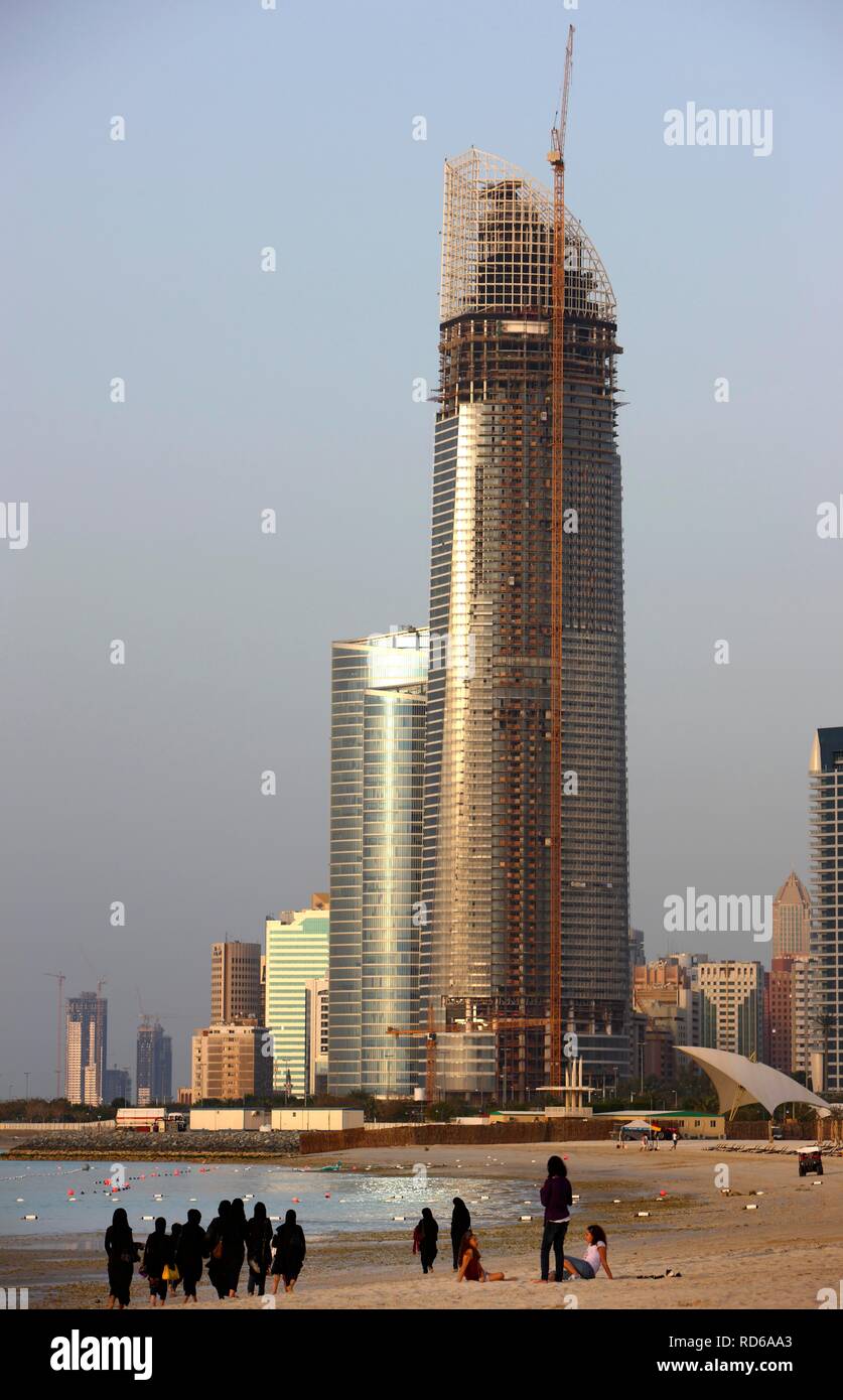 Skyline, cityscape, sulla Corniche di Abu Dhabi, Emirati Arabi Uniti, Medio Oriente Foto Stock