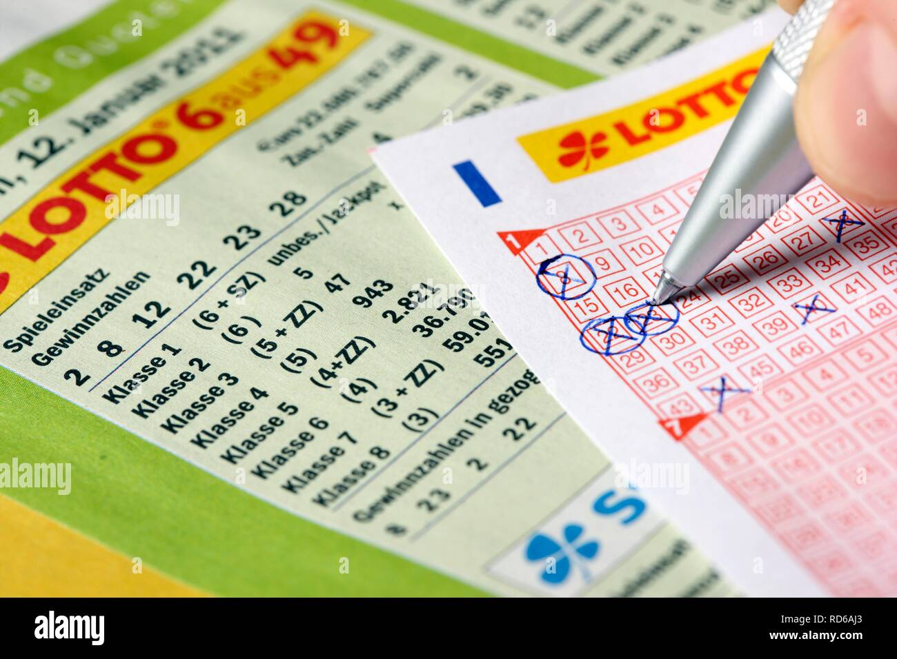 Lotteria, controllare i numeri vincenti, 6 da 49, il numero di righe Foto Stock