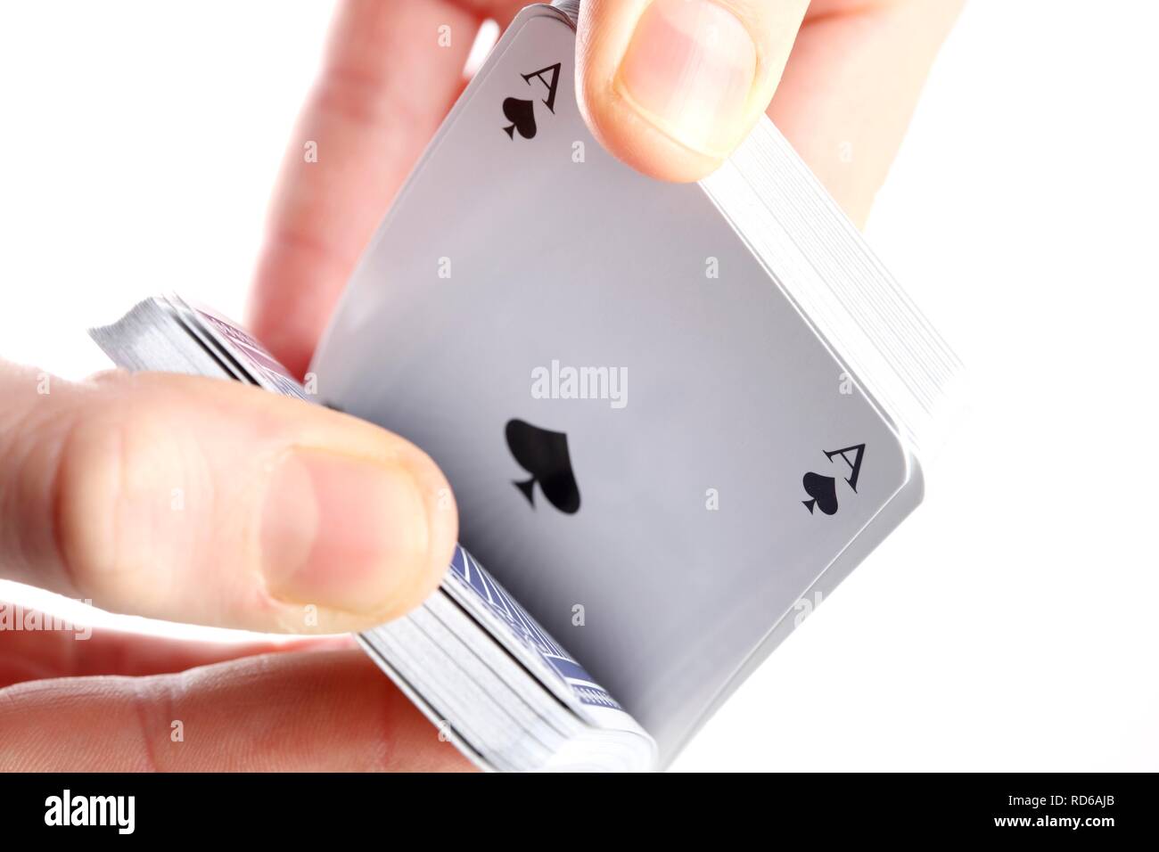 Mano che tiene un mazzo di carte da gioco Foto Stock