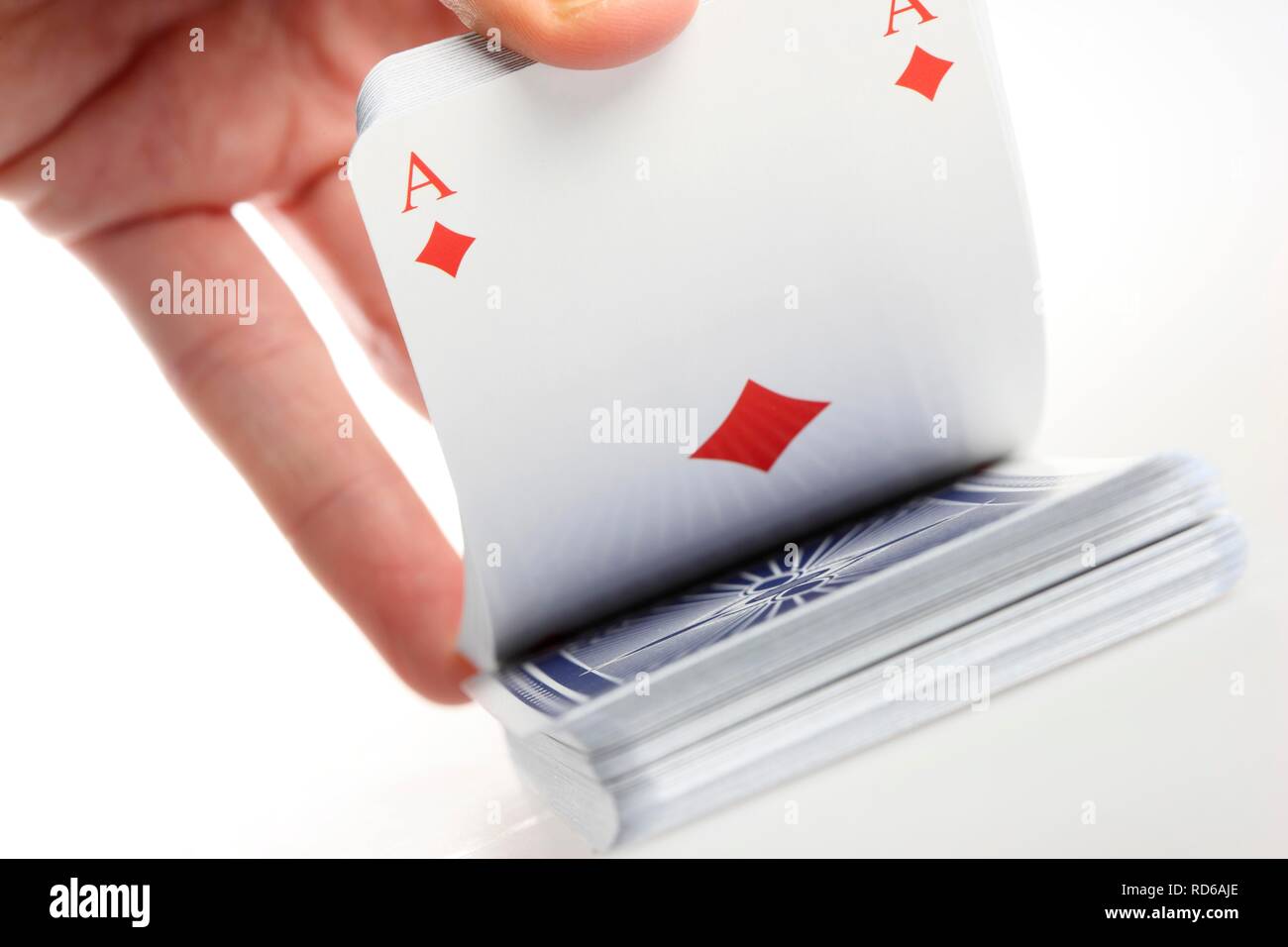 Mano che tiene un mazzo di carte da gioco Foto Stock