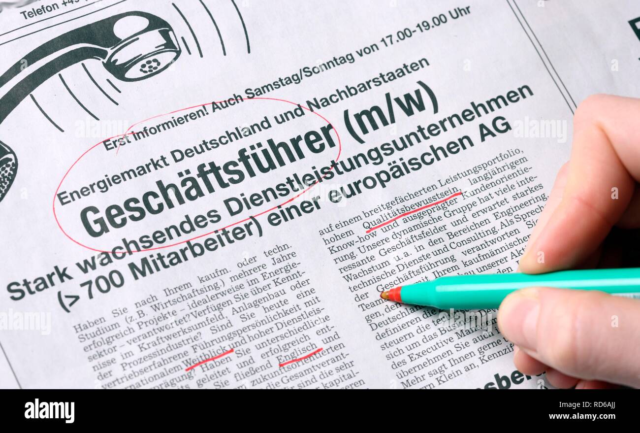 Ricerca di lavoro, occupazione annuncio in un giornale di annunci circlede per Geschaeftsfuehrer o manager Foto Stock