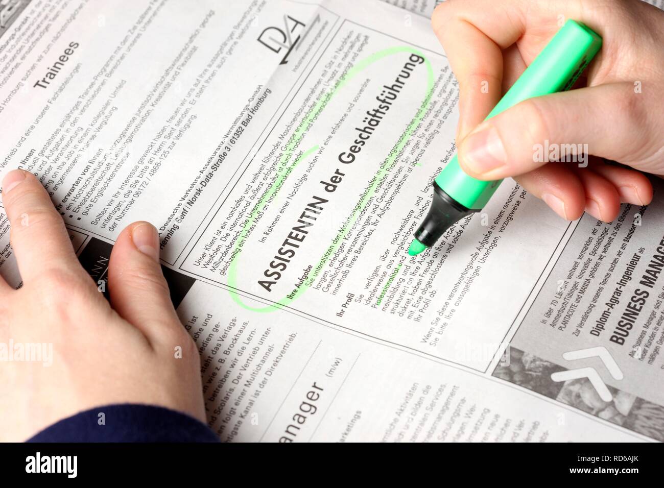 Ricerca di lavoro, occupazione annuncio in un giornale di annunci circlede per Assistentin der Geschaeftsfuehrung o assistant manager Foto Stock