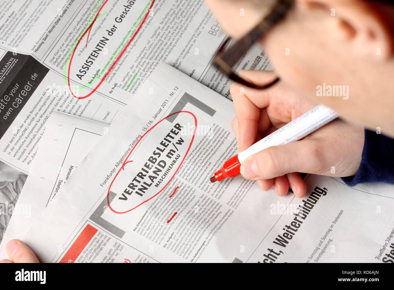 Ricerca di lavoro, occupazione annuncio in un giornale di annunci circlede per Vertriebsleiter o il responsabile delle vendite Foto Stock