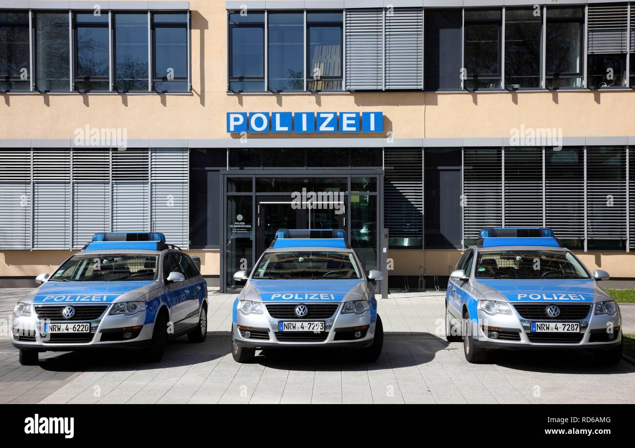 Pattuglia delle vetture parcheggiate nella parte anteriore di una moderna stazione di polizia, Gelsenkirchen, Renania settentrionale-Vestfalia Foto Stock