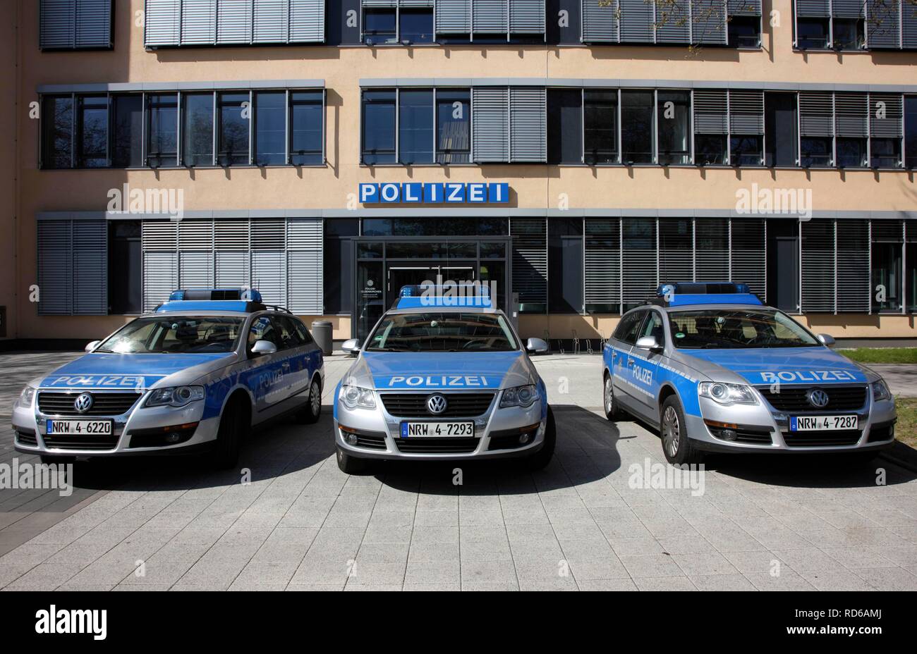 Pattuglia delle vetture parcheggiate nella parte anteriore di una moderna stazione di polizia, Gelsenkirchen, Renania settentrionale-Vestfalia Foto Stock