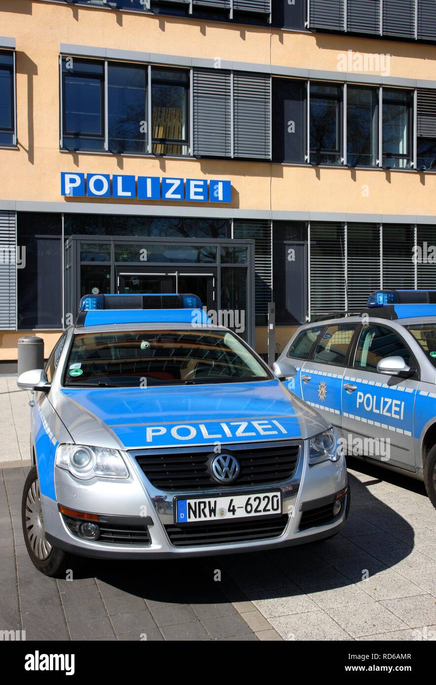 Pattuglia delle vetture parcheggiate nella parte anteriore di una moderna stazione di polizia, Gelsenkirchen, Renania settentrionale-Vestfalia Foto Stock