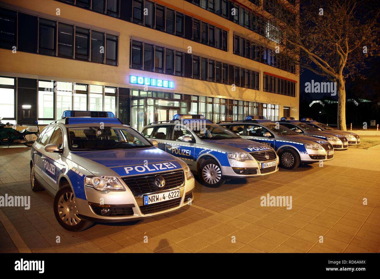 Pattuglia delle vetture parcheggiate nella parte anteriore di una moderna stazione di polizia, Gelsenkirchen, Renania settentrionale-Vestfalia Foto Stock