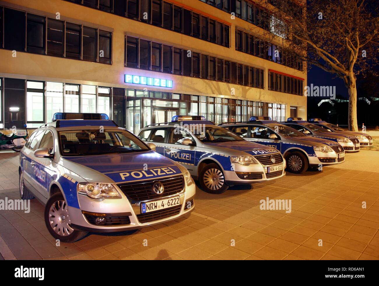 Pattuglia delle vetture parcheggiate nella parte anteriore di una moderna stazione di polizia, Gelsenkirchen, Renania settentrionale-Vestfalia Foto Stock