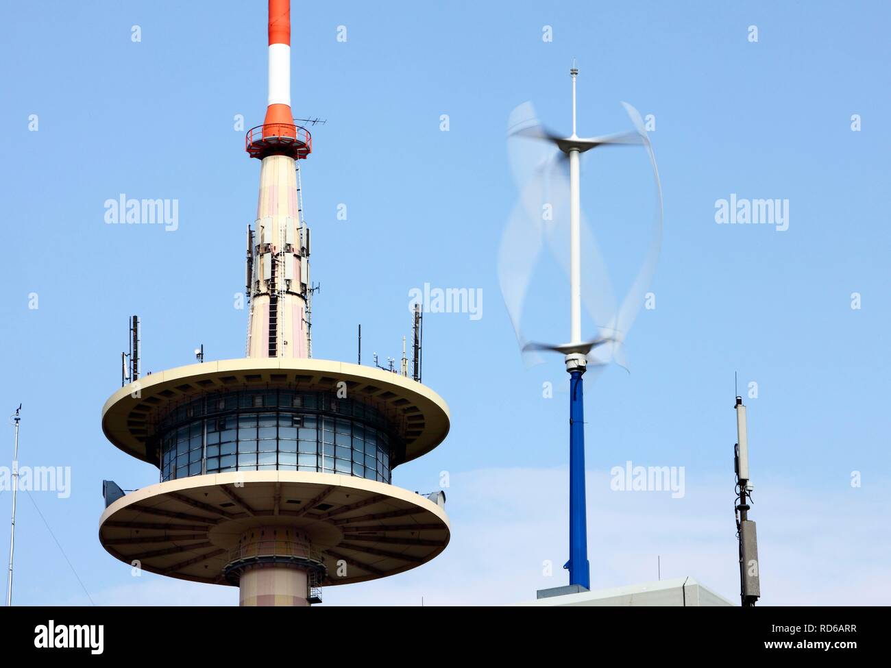 Verticale di micro turbina eolica, le piccole turbine eoliche sul tetto dell'edificio ETEC, una pianta di prova della controllata di RWE RWE Innogy Foto Stock