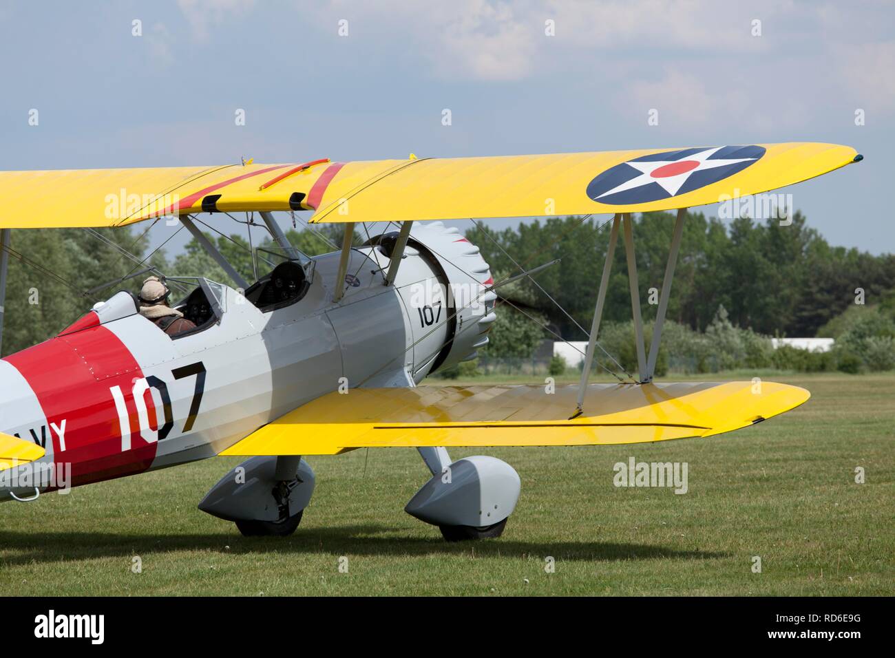 Un biplano al festival sulla airfield celebra i suoi cento anni di battenti in Lueneburg, Bassa Sassonia, Germania Foto Stock