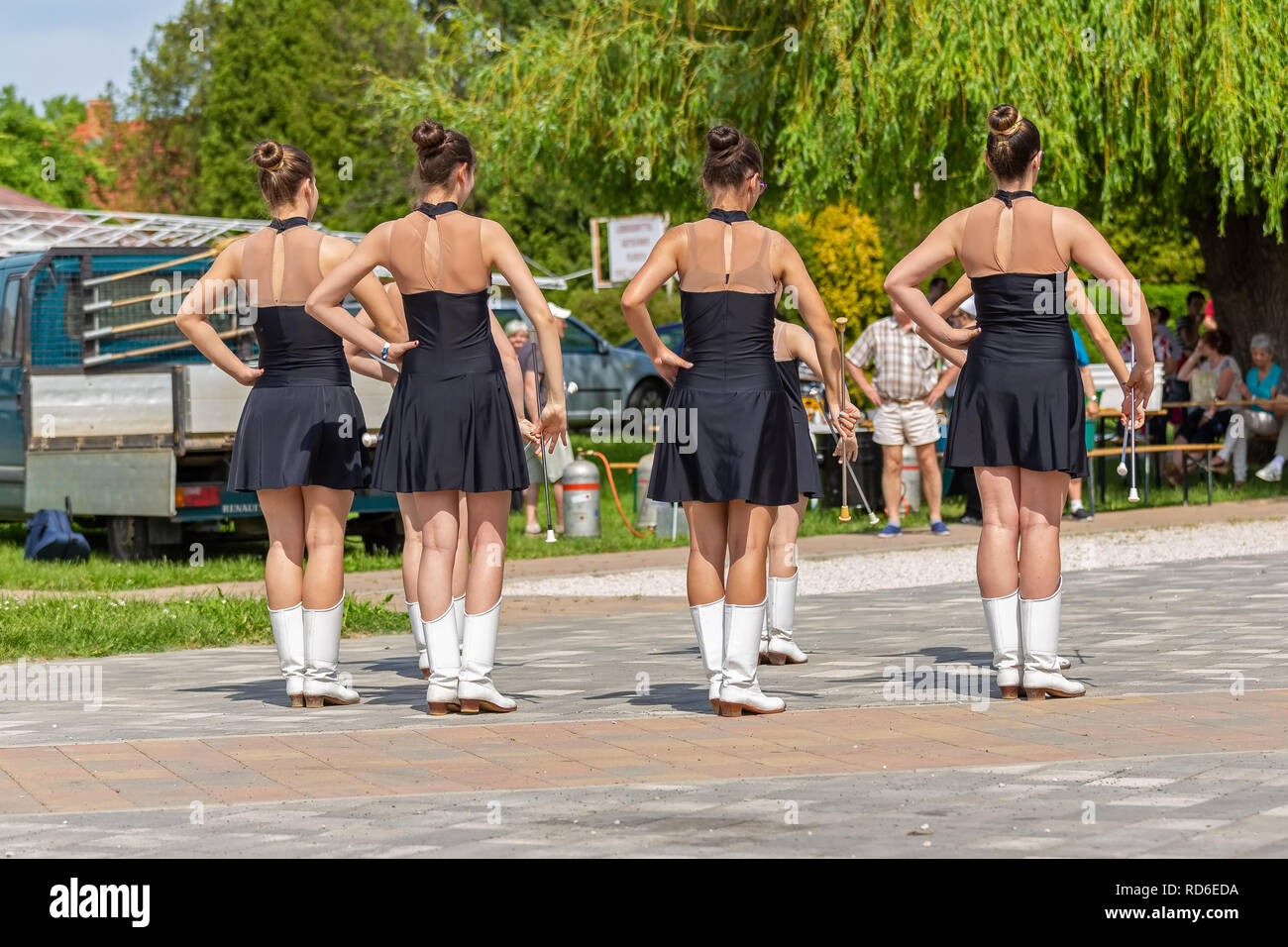 Le giovani ragazze dancing in una majorette gruppo nel caso in piccolo villaggio, Vonyarcvashegy in Ungheria. 05. 01. 02018 UNGHERIA Foto Stock