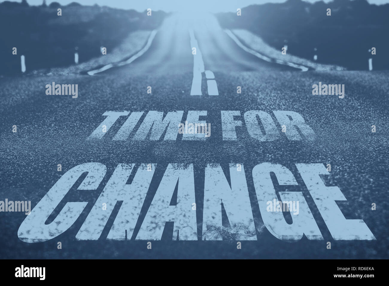 Una immagine di una strada all'orizzonte con testo tempo di cambiare Foto Stock