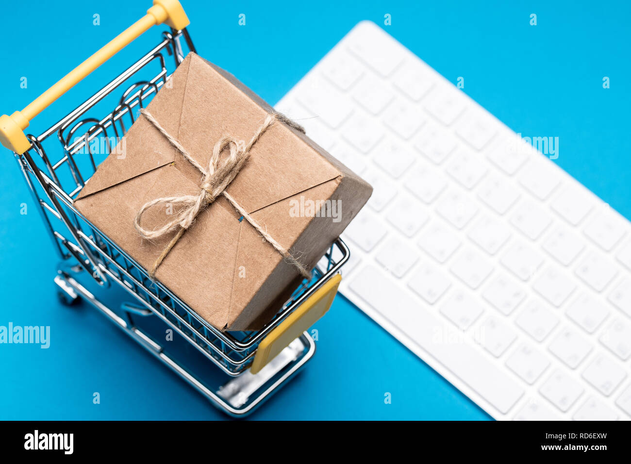 Shopping online e del servizio di consegna del concetto. Scatola di carta in un carrello su una tastiera Foto Stock