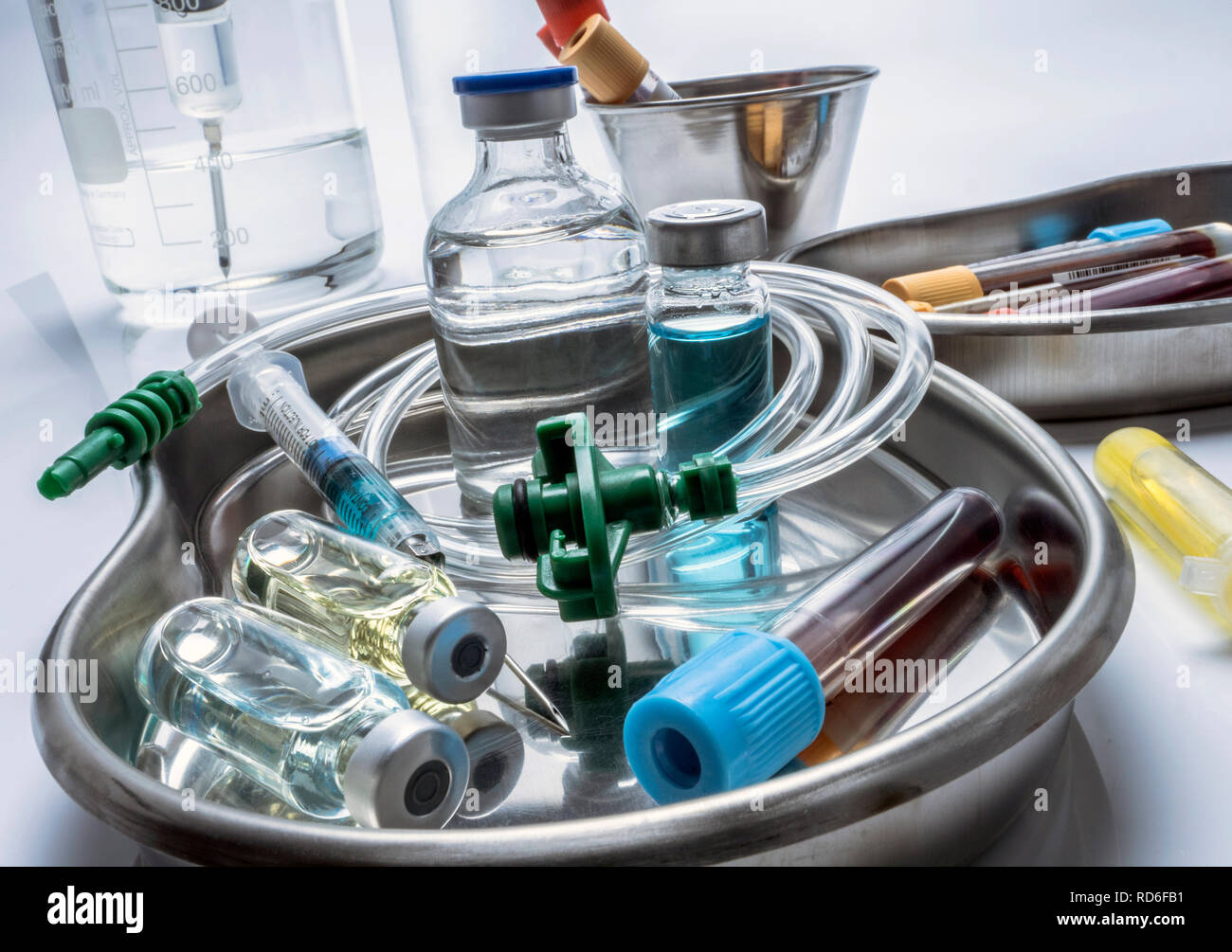 Parecchie fiale e campione di sangue in un vassoio di metallo immagine concettuale Foto Stock